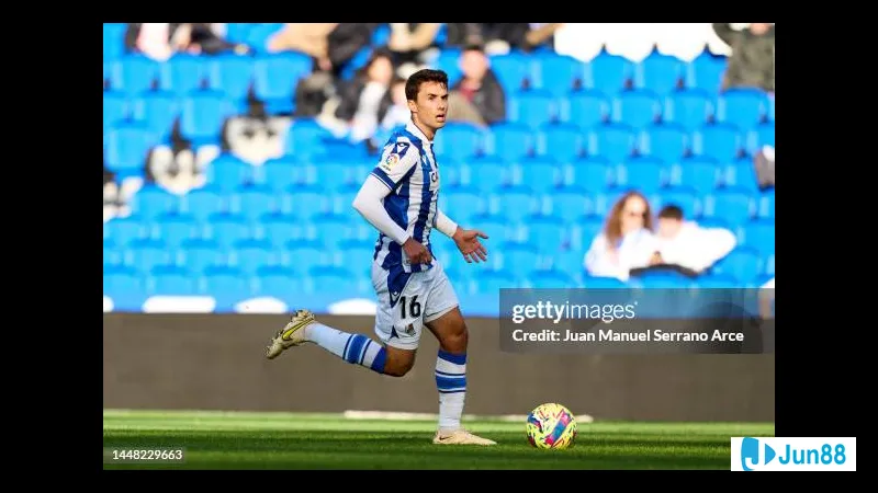 Cầu thủ của Real Sociedad dũng mãnh tranh chấp với cầu thủ của Rayo Vallecano trong trận đấu sôi động Cầu thủ của Real Sociedad dũng mãnh tranh chấp với cầu thủ của Rayo Vallecano trong trận…