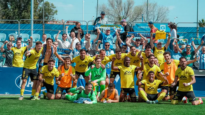 Cầu thủ Baleares ghi bàn trong trận đấu với Espanyol Cầu thủ Baleares ghi bàn trong trận đấu với Espanyol
