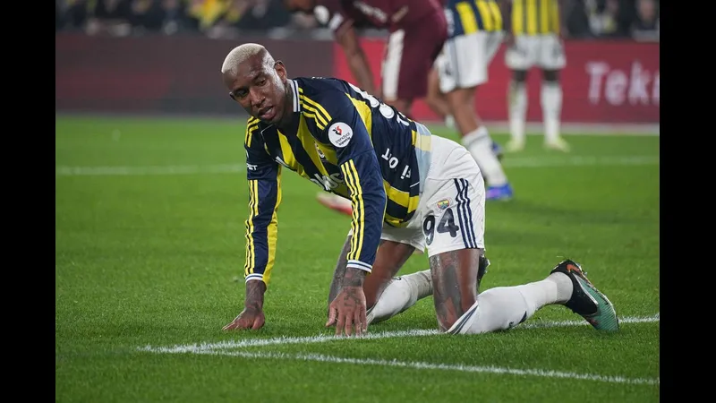Cầu thủ FCSB và Fenerbahce tranh chấp bóng trên sân Cầu thủ FCSB và Fenerbahce tranh chấp bóng trên sân