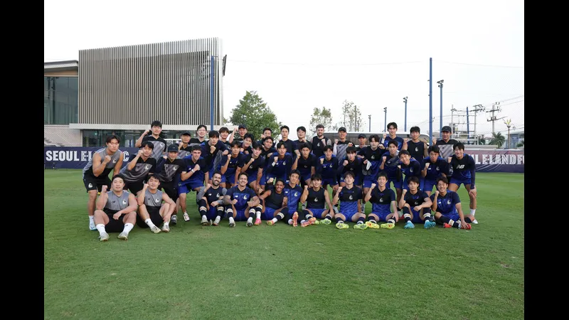 Cầu thủ Deagu và Seoul E tranh chấp quả bóng trên sân cỏ Cầu thủ Deagu và Seoul E tranh chấp quả bóng trên sân cỏ