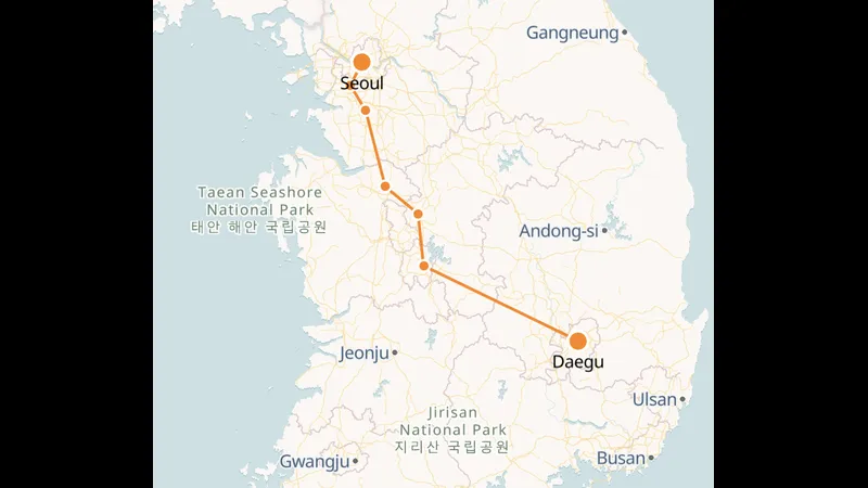 Cầu thủ Deagu với Seoul E đang tranh chấp quả bóng trên sân Cầu thủ Deagu với Seoul E đang tranh chấp quả bóng trên sân