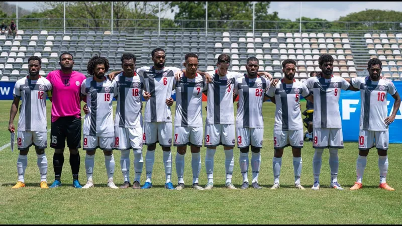 Cầu thủ New Caledonia vượt qua cầu thủ Jamaica để tiến gần khung thành. Cầu thủ New Caledonia vượt qua cầu thủ Jamaica để tiến gần khung thành.