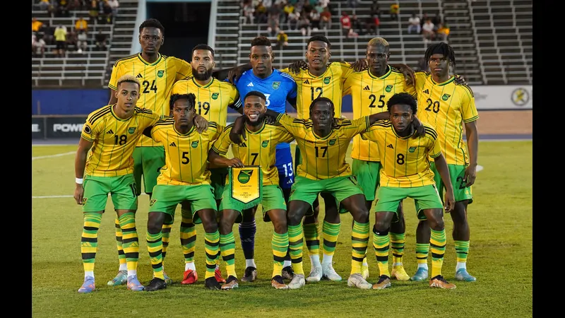Cầu thủ New Caledonia và Jamaica đấu tranh quyết liệt trên sân cỏ Cầu thủ New Caledonia và Jamaica đấu tranh quyết liệt trên sân cỏ